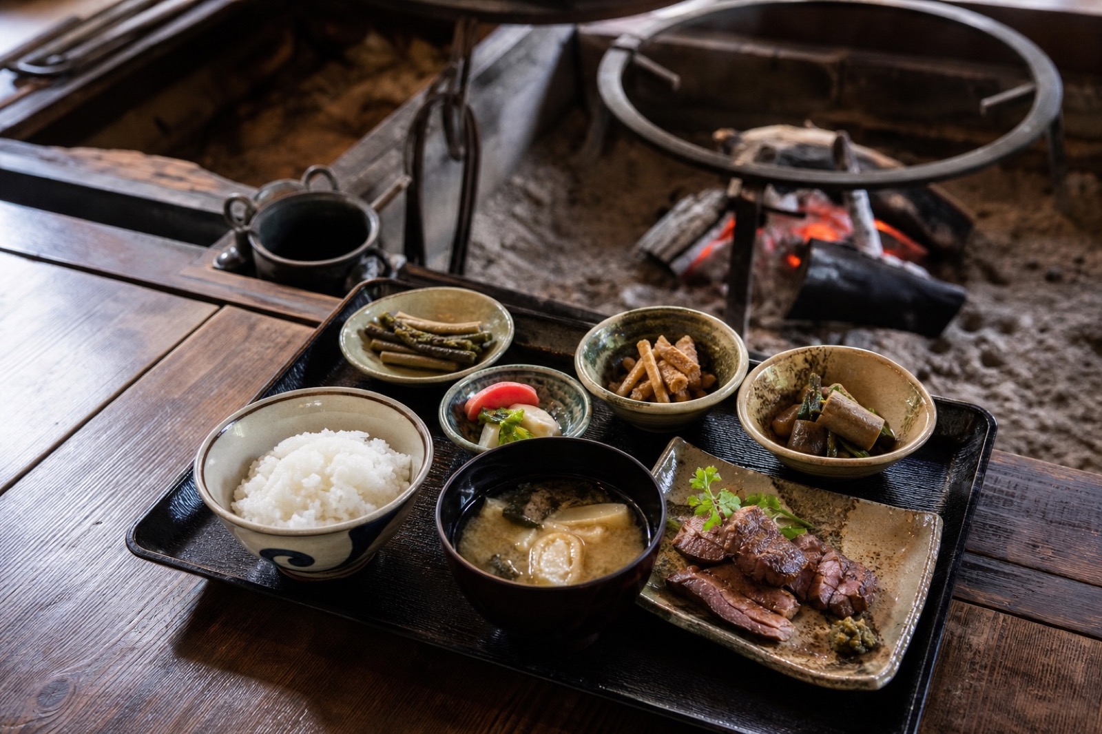 山菜とジビエを盛り付けた夕食の一皿