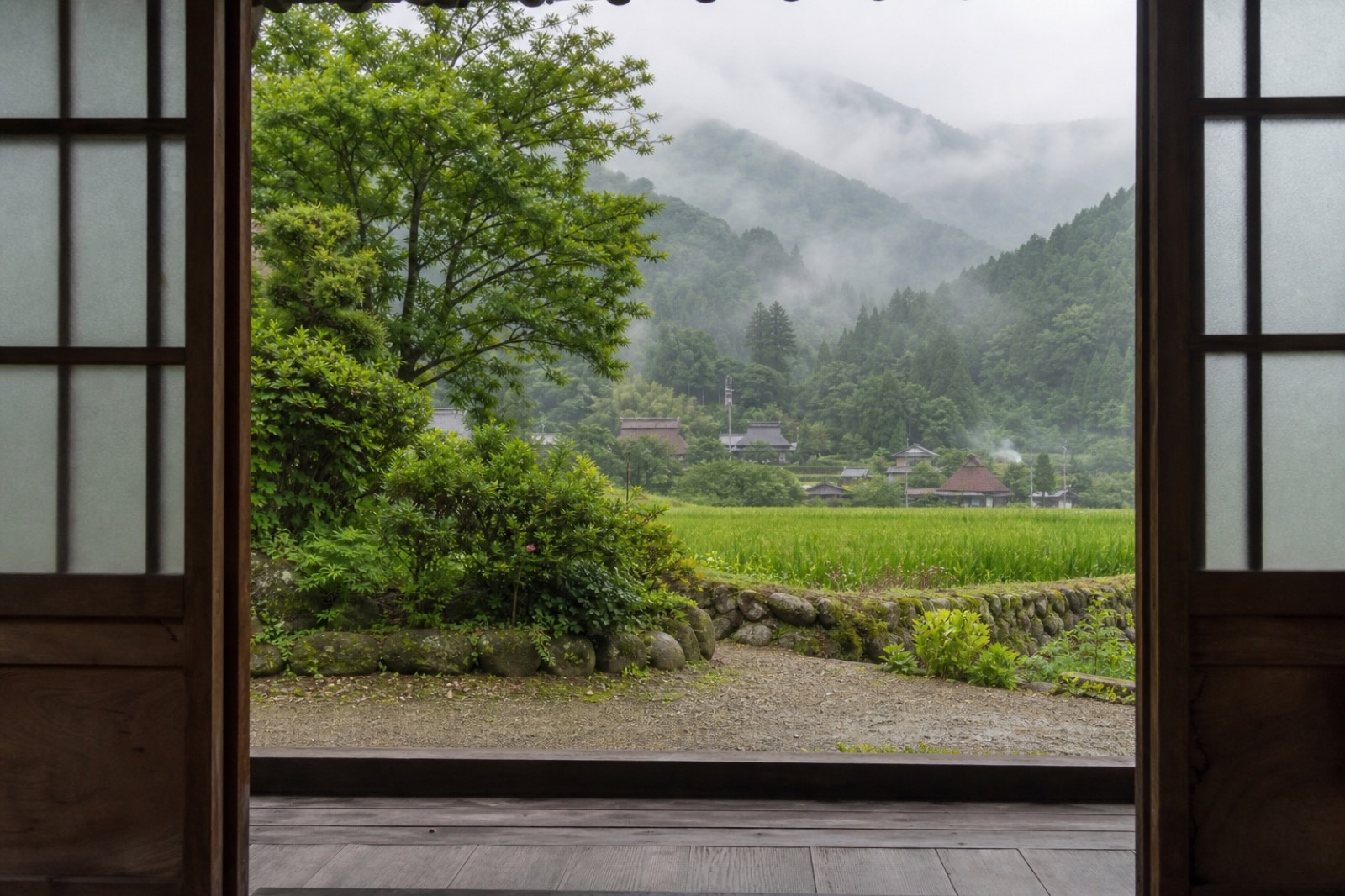 玄関先から眺める山あいの風景
