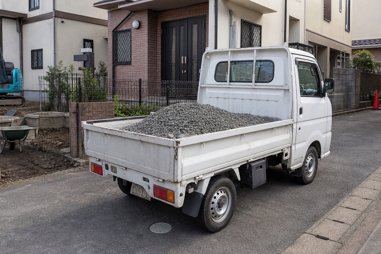 砂利を積んだ軽トラックでの配達準備