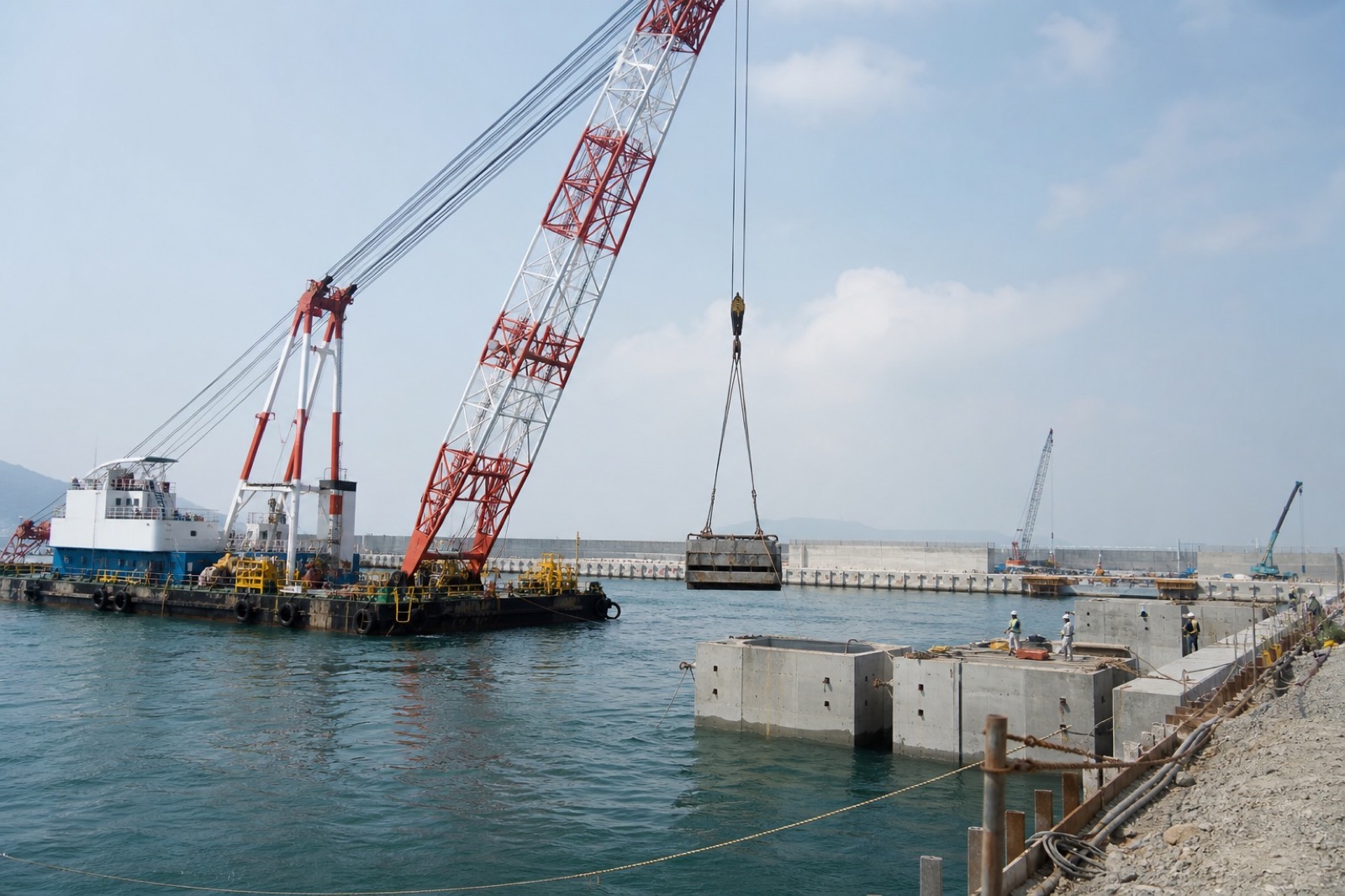 港湾整備の大型作業船と護岸工事
