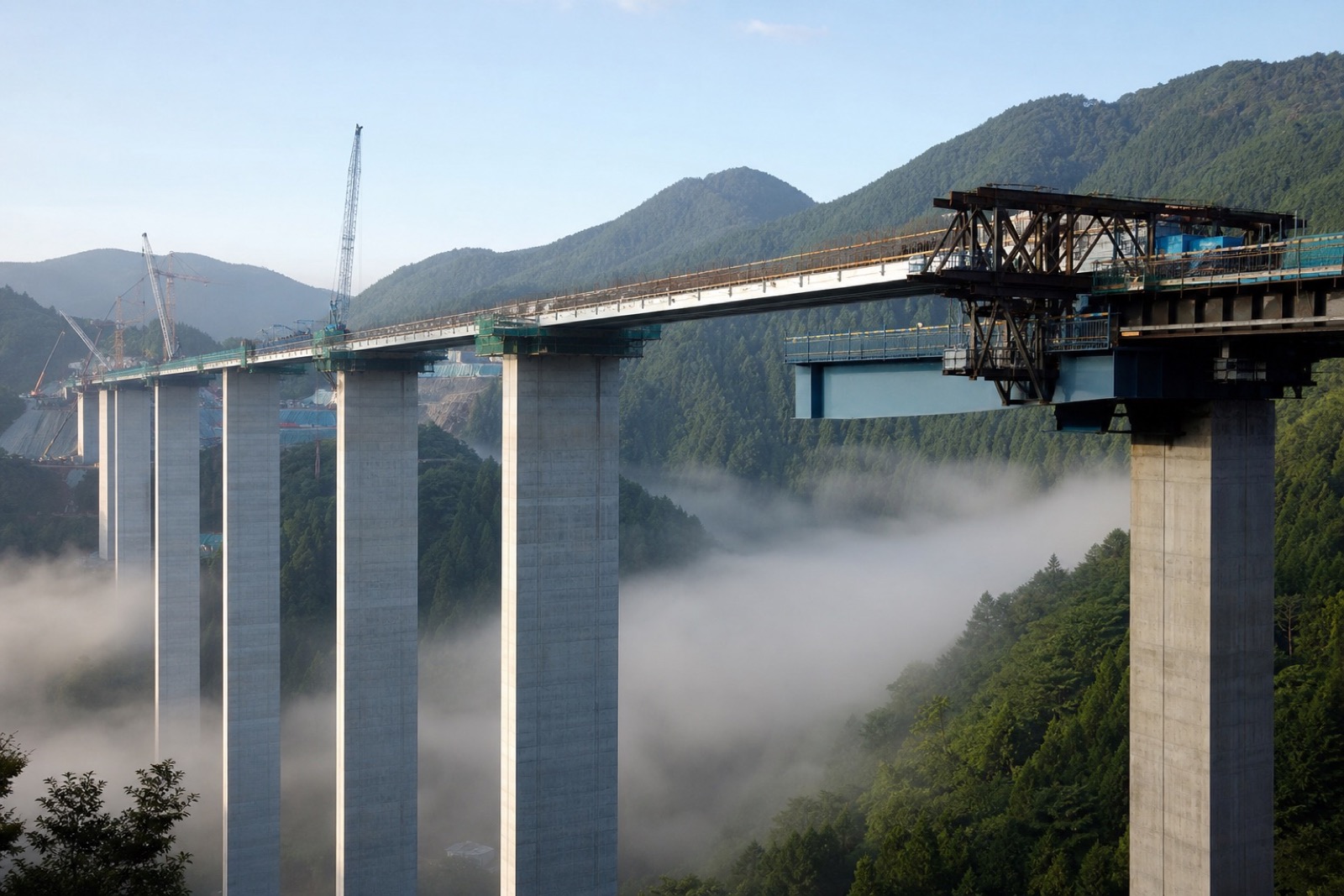 山間部に架かる長大橋梁の全景