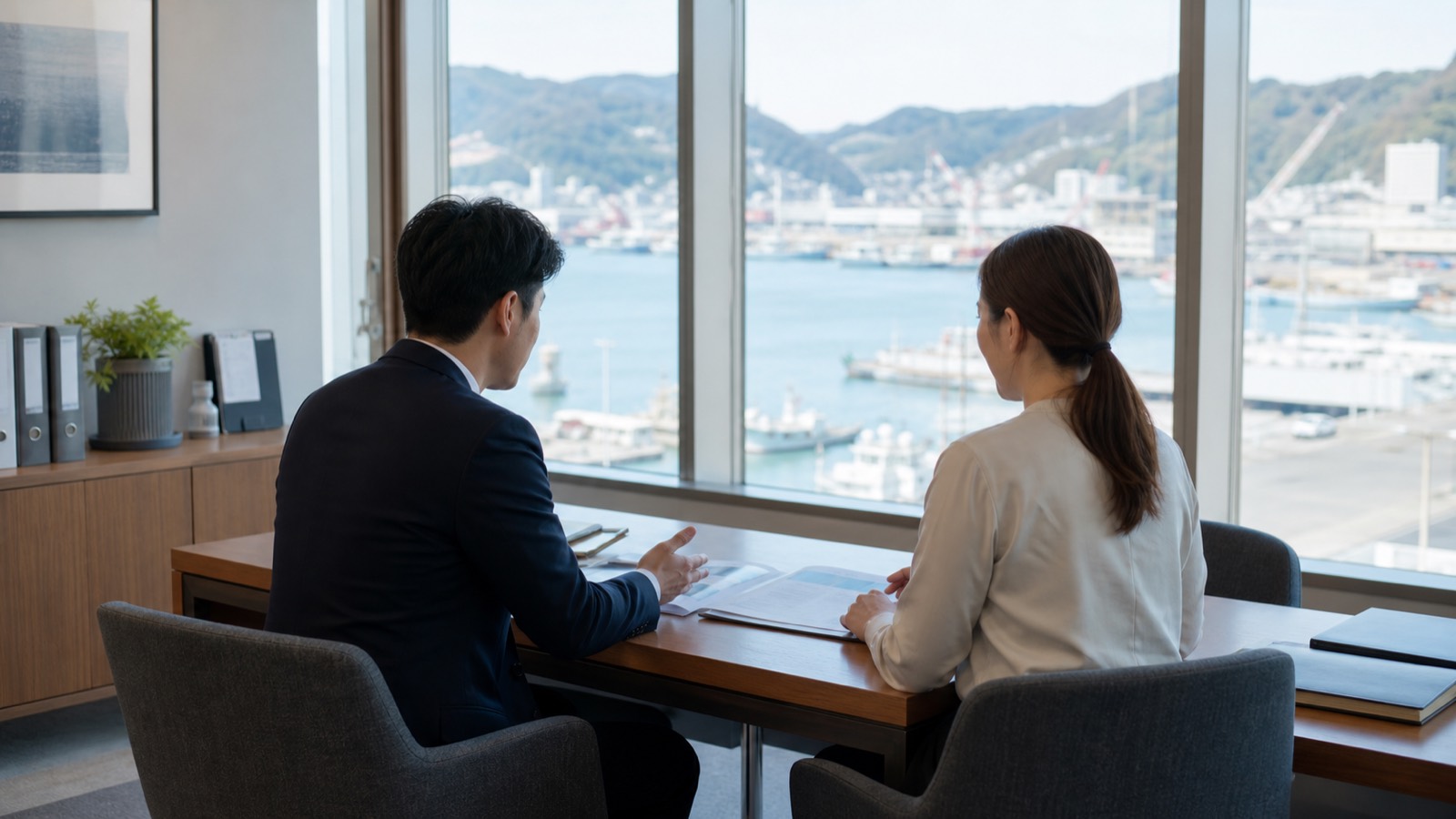 焼津港エリアの事業所を訪問するスタッフ