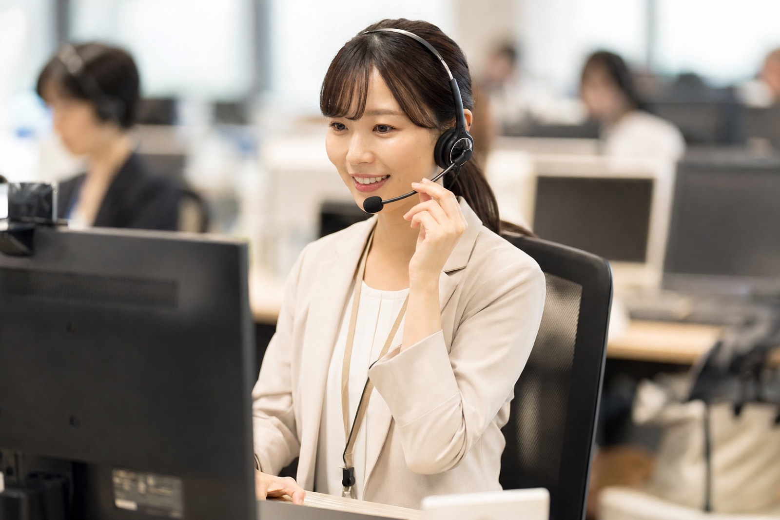 監視センターのモニター画面を確認するオペレーター