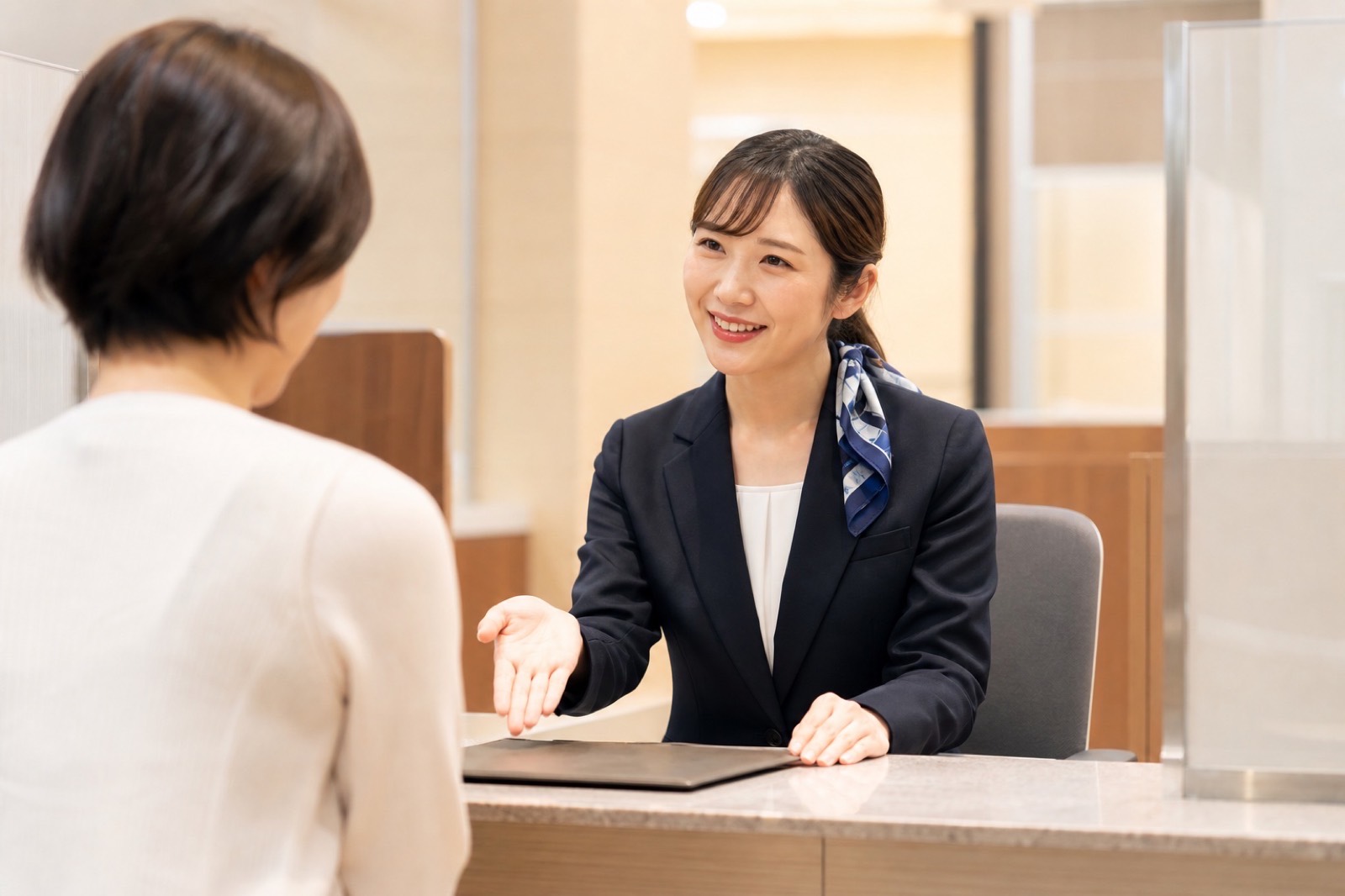 設備の不具合を確認する作業員