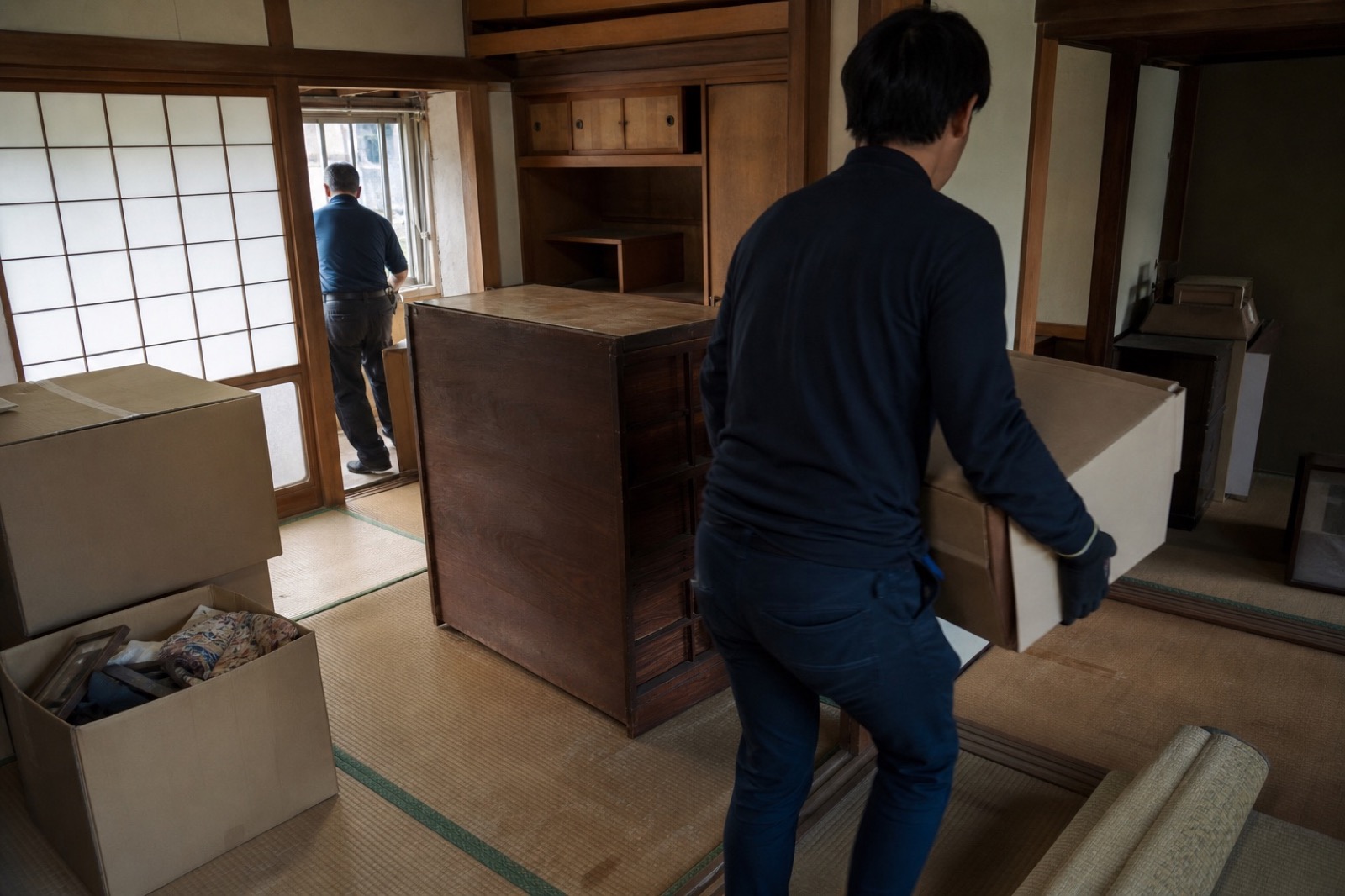 室内の不用品を整理している風景