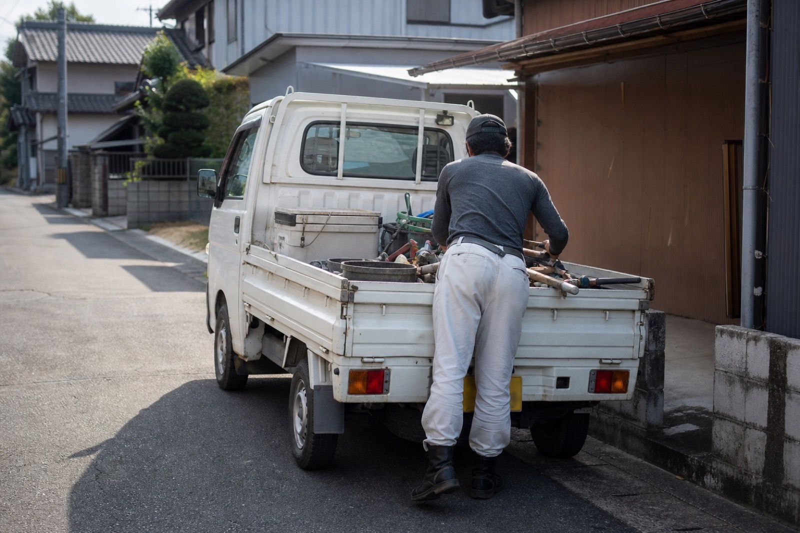 作業服姿の代表 朝日健一